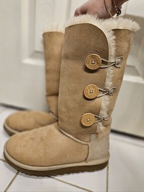 Ugg tall Bailey button triplet chestnut suede fleece boots womens size 8 shoes